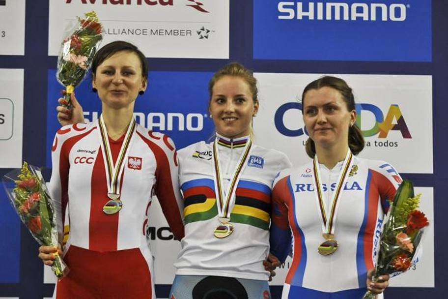 Il podio dello scratch femminile: argento Katarzyna Pawlowska, oro Kelly Druyts, bronzo Evgenia Romanyuta. Afp